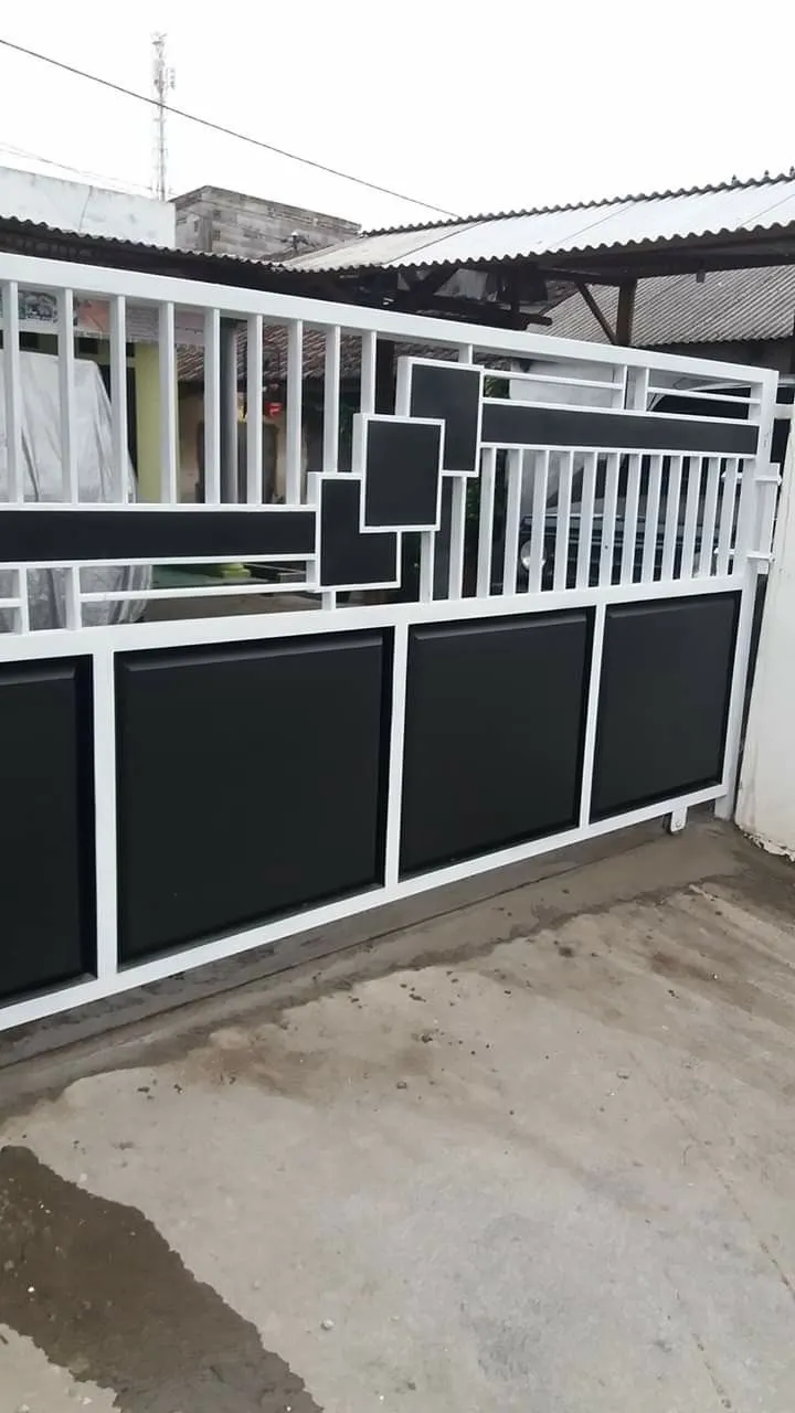 Pasang Pagar Kombinasi Material Baja dan Kayu Pasang Pagar Kombinasi Baja Kayu